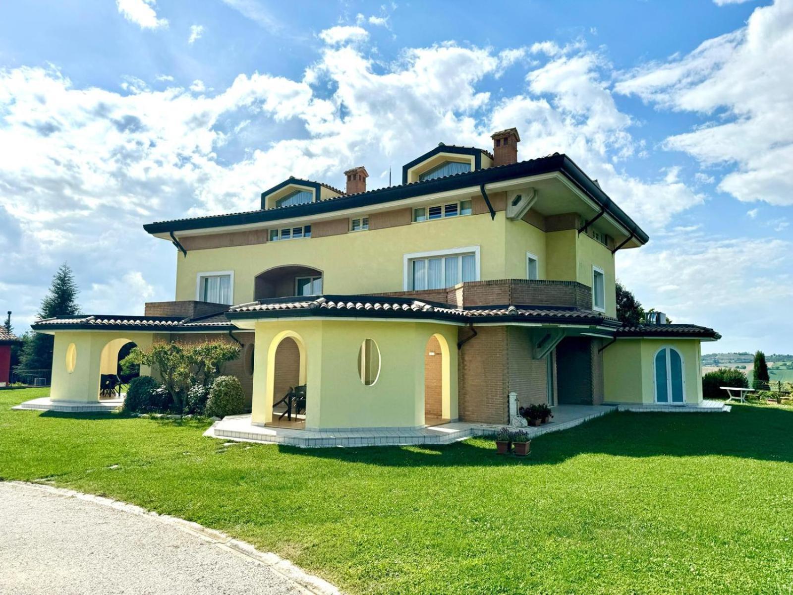 Villa Parco Fibonacci Montefano Exterior foto